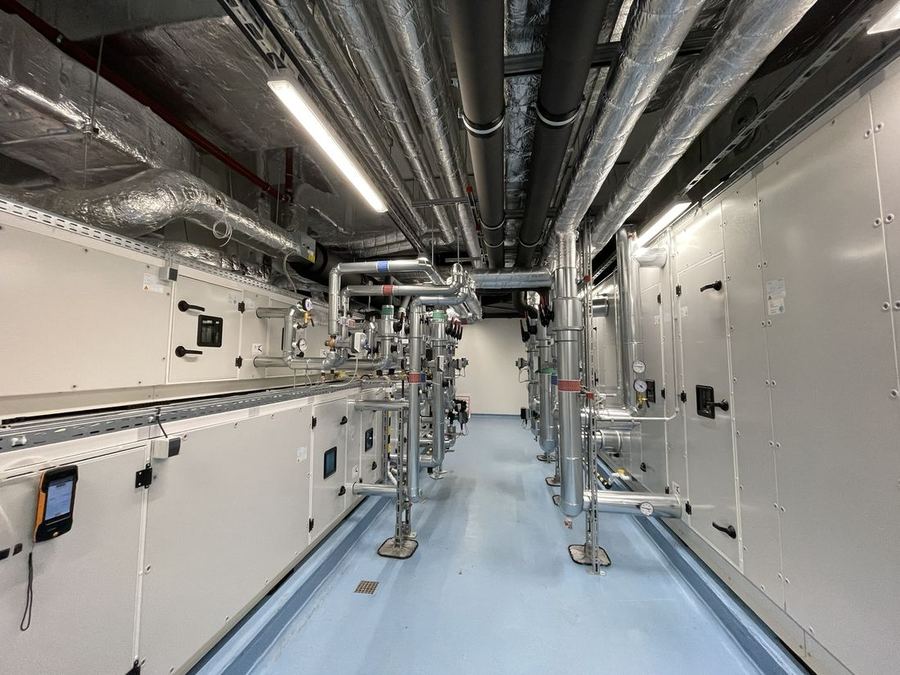 Technikzentrale mit mehreren Lüftungsgeräten und Kanalanbindung an der Decke