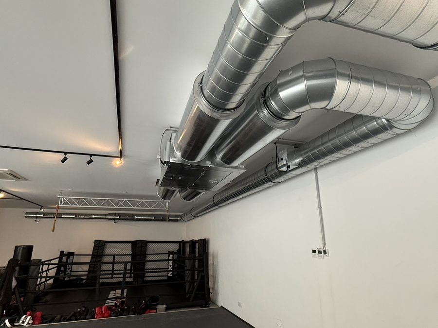 Verzinktes Lüftungsgerät unter der Decke im BXN Boxclub